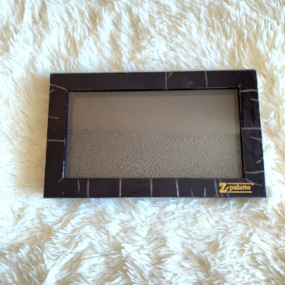 Z pallete✨😊perfect for deporting eyeshadow✨